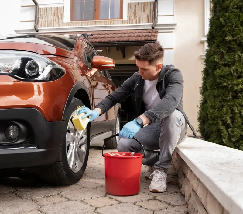 Lavage auto à domicile Porté-Puymorens : professionnel intervenant sur un véhicule